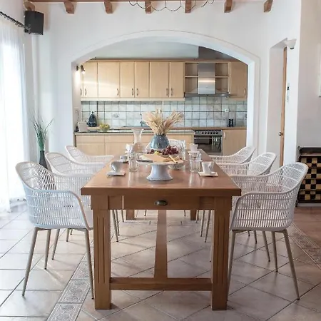 Villa Luxe Eleni, Massive Pool, 3' From
